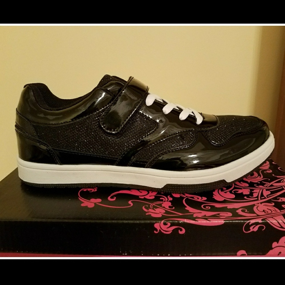 Qupid surge sneakers